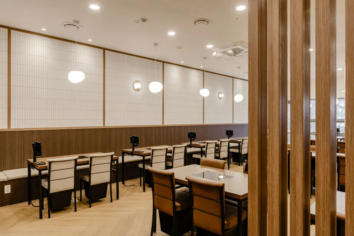 우드 톤이 따뜻한 모던 한식당 인테리어